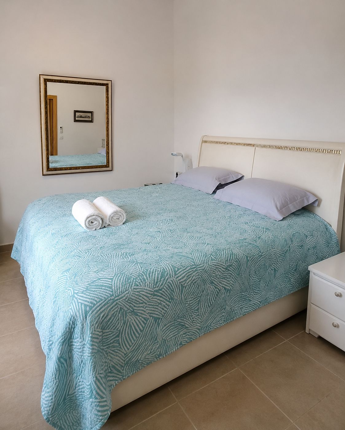 The Bean House Blue Room Emperor Suite